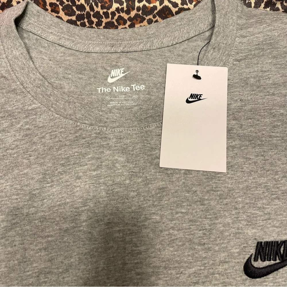 Nike Men's Heather Gray Short Sleeve Tee - Picture 5 of 12